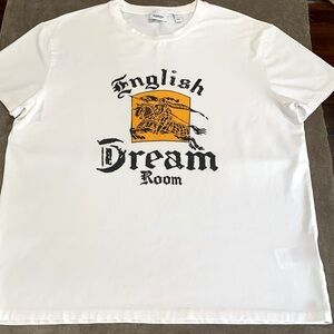 🔹BURBERRY ENGLISH DREAM ROOM TEE..